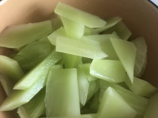 3、莴笋炒木耳,莴笋切片