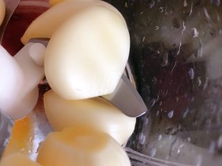 4、莴笋炒木耳,蒜去皮去尾