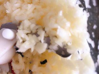 5、莴笋炒木耳,拉成蒜粒 也可以刀切成细颗粒