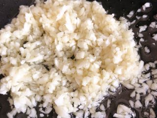 6、莴笋炒木耳,一锅中加入油 放入蒜粒煸炒