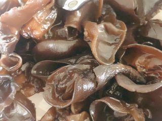 8、莴笋炒木耳,木耳泡发后 清洗干净 沥水