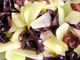 11、莴笋炒木耳,再放入莴笋翻炒