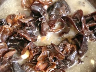 10、莴笋炒木耳,放入木耳翻炒 加一勺水 