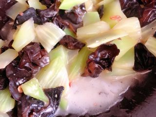 14、莴笋炒木耳,倒入锅中 翻炒 加适量的盐 出锅