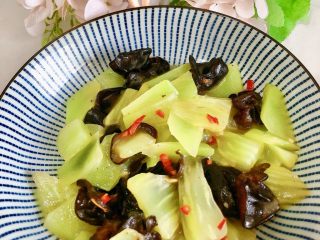 15、莴笋炒木耳,撒上红椒粒 莴笋炒木耳完成✅