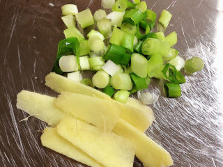 3、红烧土豆,葱姜切好待用。