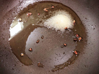 8、红烧土豆,锅中倒入油,加热至五成热,放入白糖、花椒粒煸香。