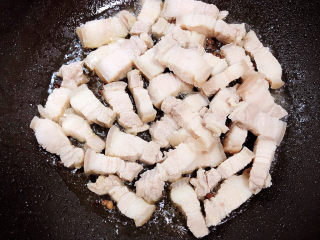 9、红烧土豆,放入五花肉翻炒均匀。