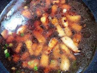 11、红烧土豆,加入水,煮开锅慢炖。