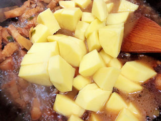 12、红烧土豆,五花肉炖煮20分钟,加入土豆。