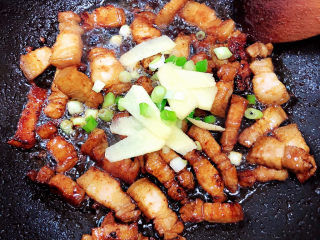 10、红烧土豆,放入料酒、生抽、蚝油、红烧酱油、翻炒均匀,再加入葱姜爆香。