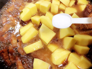 13、红烧土豆,加入盐,放入适量水,继续炖煮15分钟。