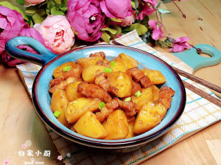 15、红烧土豆,香气扑鼻的红烧土豆上桌了。