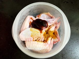 2、咖喱烤鸡翅_1557649375161,把所准备好的调料都倒入鸡翅中，戴上一次性手套，把鸡翅抓均匀