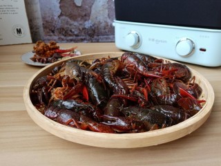 1、蒜香小龙虾,龙虾一定要挑活蹦乱跳的，不然不能买。