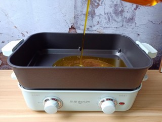 4、蒜香小龙虾,锅多加一点菜籽油。