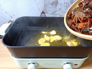 5、蒜香小龙虾,加入生姜、蒜炒出香味，加入龙虾翻炒。