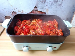 6、蒜香小龙虾,用铲子不停翻炒至龙虾全身通红盛盘备用。