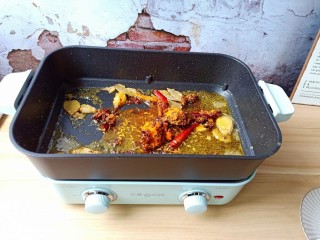 7、蒜香小龙虾,锅里留底油，加入火锅底料与香料翻炒出香味。