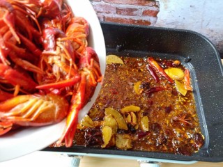 8、蒜香小龙虾,加入龙虾翻炒。