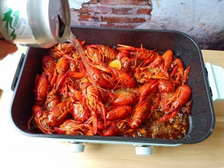 9、蒜香小龙虾,加啤酒一罐（250ml就可以）