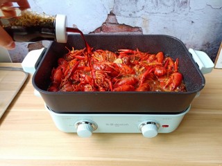 10、蒜香小龙虾,不够咸的我喜欢加点生抽来调味，开大火炖之龙虾入味。