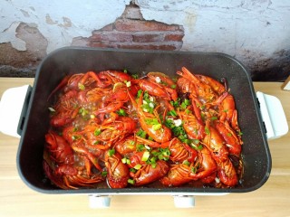 11、蒜香小龙虾,看看一个个龙虾在锅里咕嘟咕嘟炖的那叫一个香，起锅撒点葱花。