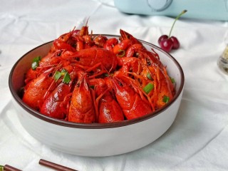 15、蒜香小龙虾,龙虾剥壳，看看这虾肉弹性十足！真是无敌好吃！当然蘸一下汤汁再吃，那味道就更加妙了！