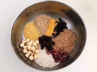 1、传统腊八粥,把杂粮放入大碗里