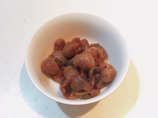 3、传统腊八粥,把泡发好的桂圆清洗干净