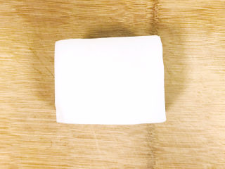 2、煎焖子,我用的是这种水晶凉皮，它是土豆粉做的，其实家乡的焖子是用地瓜粉做的，两者都可以