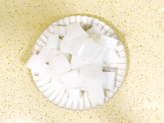 3、煎焖子,凉粉切成大小均匀的块