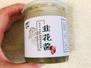 4、煎焖子,准备调味料，用这种韭菜花酱，特别鲜美