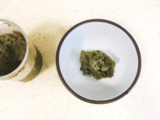 5、煎焖子,舀两勺韭菜花酱倒入碗里