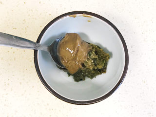 6、煎焖子,再加两勺芝麻酱