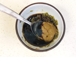 7、煎焖子,加两勺生抽，搅拌均匀