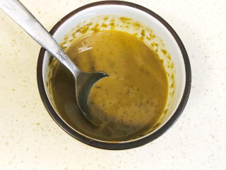 8、煎焖子,尝一下味道，根据自己的口味，加适量的盐，搅拌均匀，酱料就准备好了