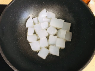 11、煎焖子,转小火，慢火煎制