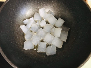 12、煎焖子,一面煎透，再小心地翻过来，继续煎另一面，一直煎到凉粉透明，外皮变脆硬就可以了