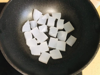 10、煎焖子,油烧热后，将凉粉码放进锅里