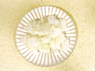 13、煎焖子,煎好的凉皮倒入盘子里