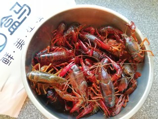 3、爆炒咖喱小龙虾,刷洗过的小龙虾再清洗一遍。