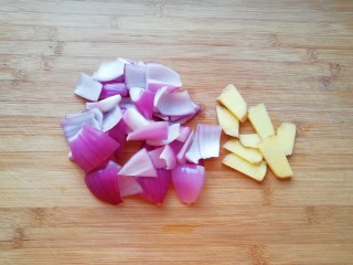 5、爆炒咖喱小龙虾,洋葱和生姜分别洗干净切成片。