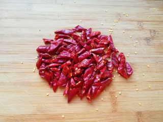 6、爆炒咖喱小龙虾,干红辣椒用剪刀剪开成两半。