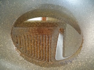 7、爆炒咖喱小龙虾,炒锅内倒多一些食用油烧至温热。