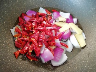 8、爆炒咖喱小龙虾,下入洋葱、生姜和干红辣椒中小火炸制。