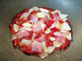 9、爆炒咖喱小龙虾,直到洋葱变色炸出香味。