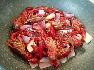 11、爆炒咖喱小龙虾,大火翻炒至小龙虾变红。