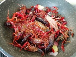 10、爆炒咖喱小龙虾,下入处理好的小龙虾。