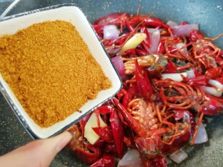 12、爆炒咖喱小龙虾,加入咖喱粉翻炒均匀。